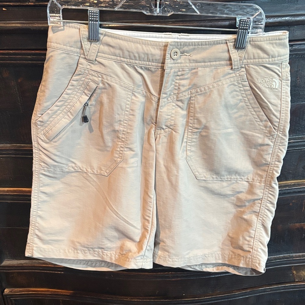 The North Face Womans Outdoor Chino Shorts Sz.8/Beige/Nylon/Hiking/Zip Pocket